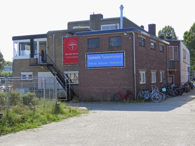 901791 Gezicht op de werkplaats van Leeuwis Tweewielers (Zandweg 133) te De Meern (gemeente Utrecht), van bij Newstyle ...